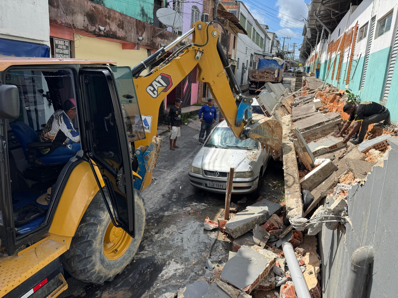Prefeitura inicia reconstrução de muro da Ceasa que desabou sobre carros