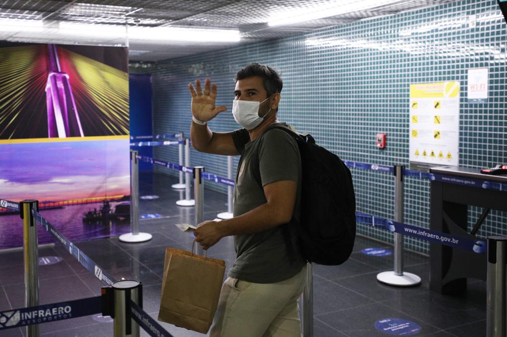 Paciente retorna a Rondônia após se recuperar da Covid-19 em Manaus