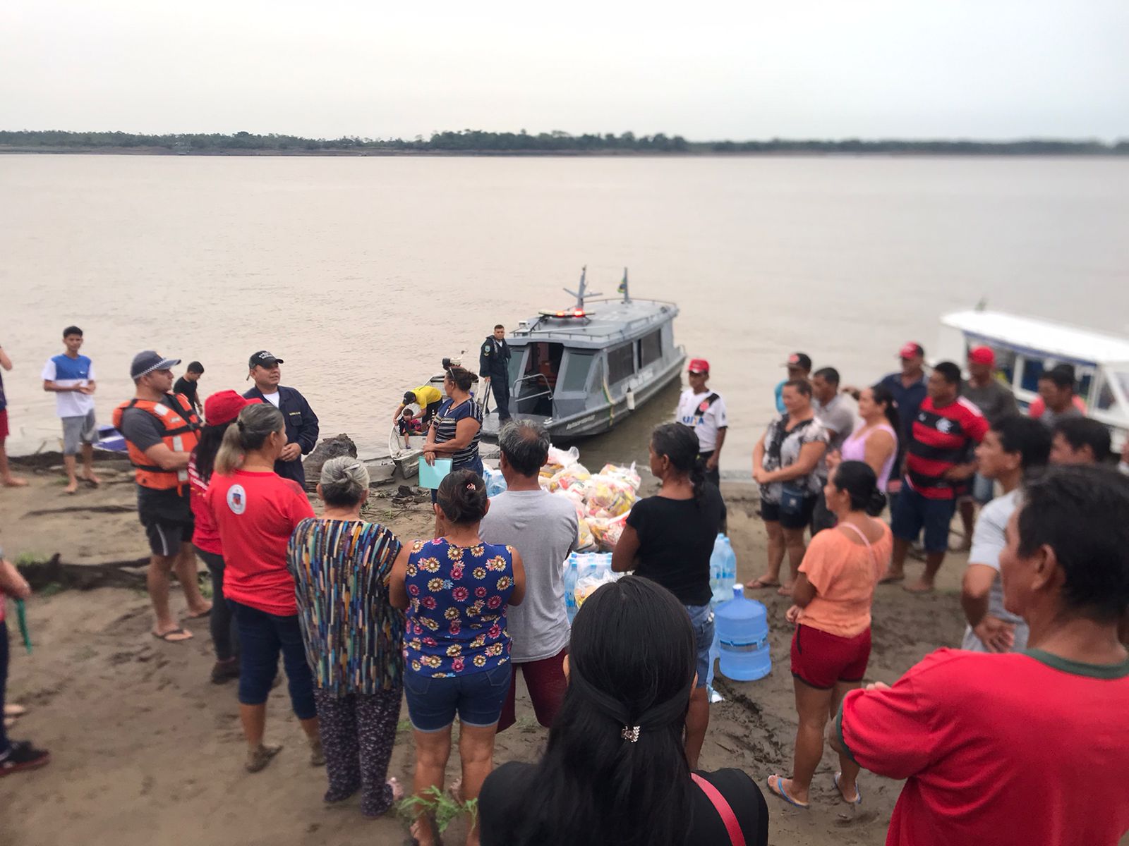 Marinha entrega cestas básicas a comunidades ribeirinhas do Amazonas