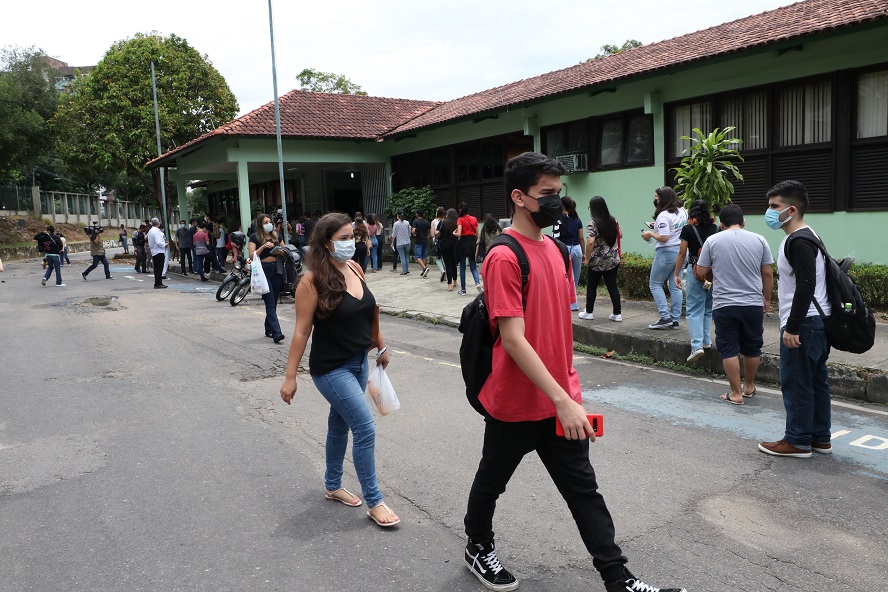 Primeiro dia de vestibular da UEA tem quase 7 mil abstenções
