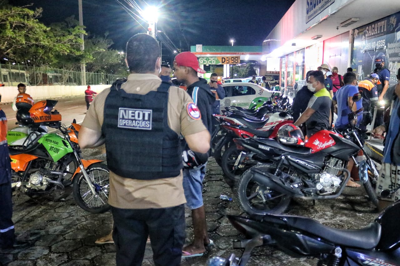 Três pessoas são presas durante toque de recolher em Manaus 