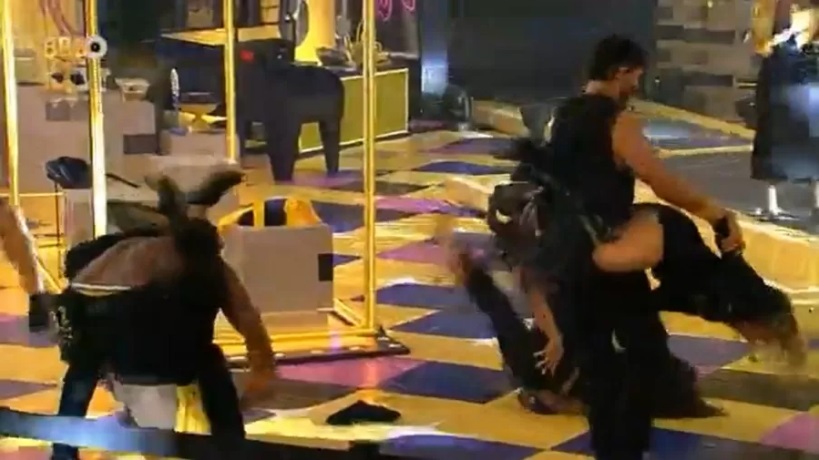 Larissa derruba Key de cara no chão durante show de Pedro Sampaio; vídeo