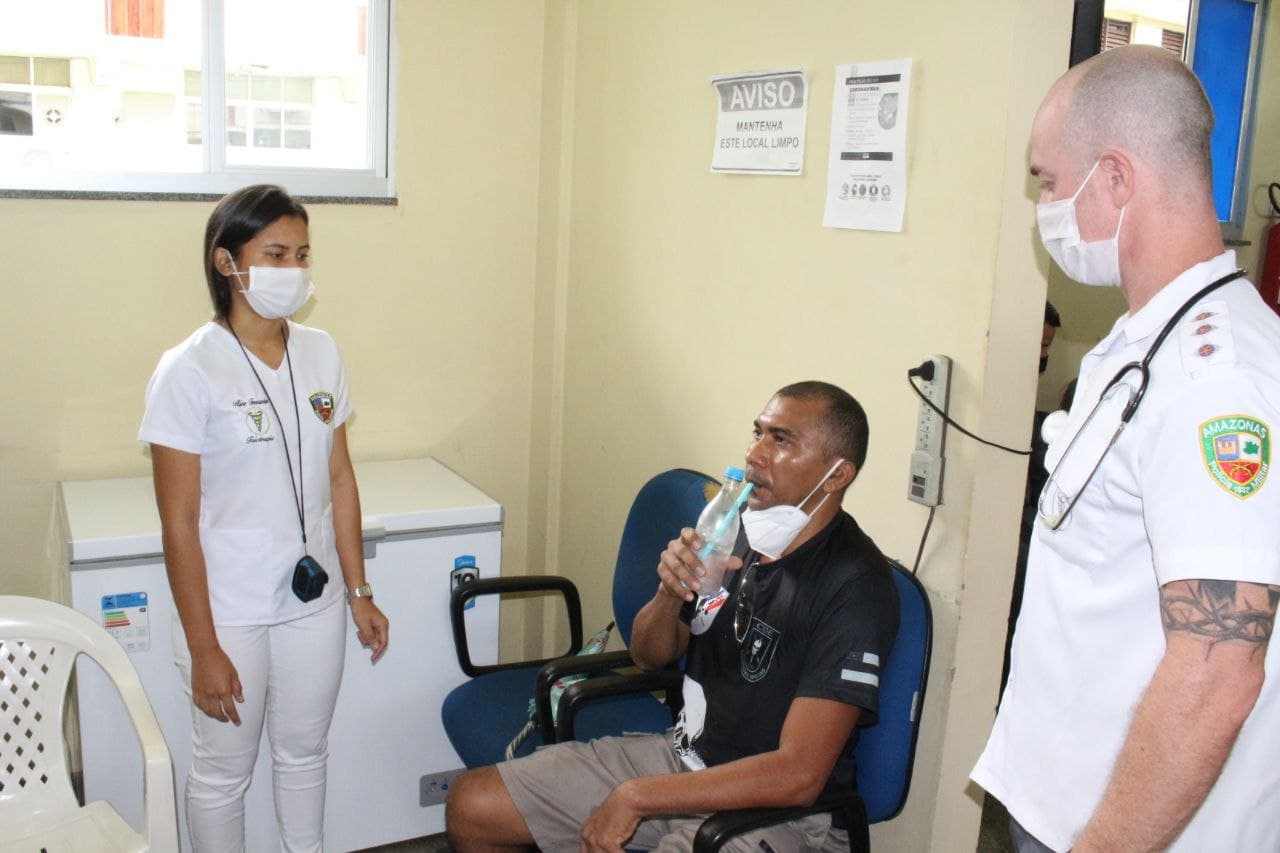 PM's recebem fisioterapia respiratória pós-Covid-19 em hospital de Manaus