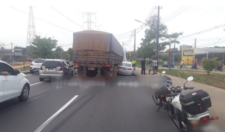 Carro é prensado por caminhão durante acidente em avenida de Manaus
