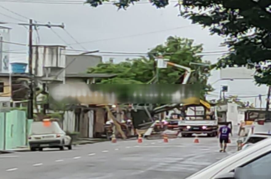 Avenida é interditada após carro tombar poste durante acidente em Manaus 