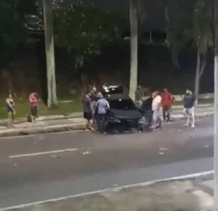 Carro despenca de barranco no meio de avenida em Manaus