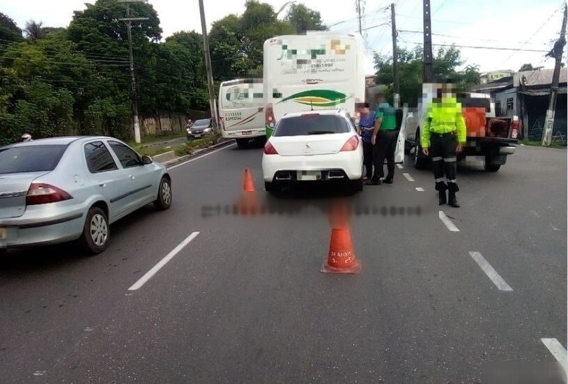 Acidente entre carro e micro-ônibus complica trânsito em avenida de Manaus