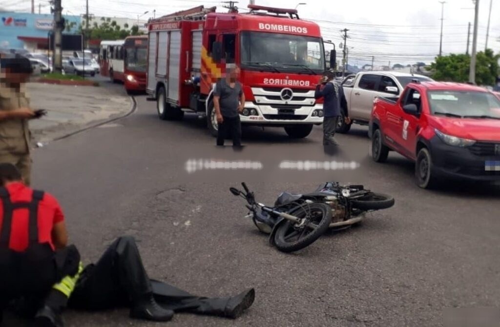 Acidente na Bola do Produtor deixa motociclista ferido em Manaus