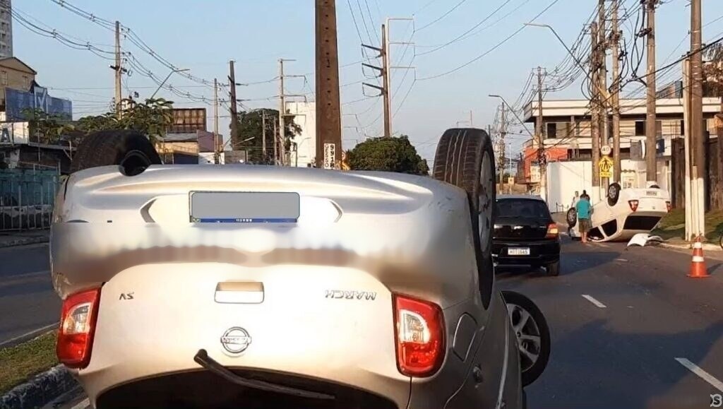Carros capotam no meio de avenida em acidente violento em Manaus