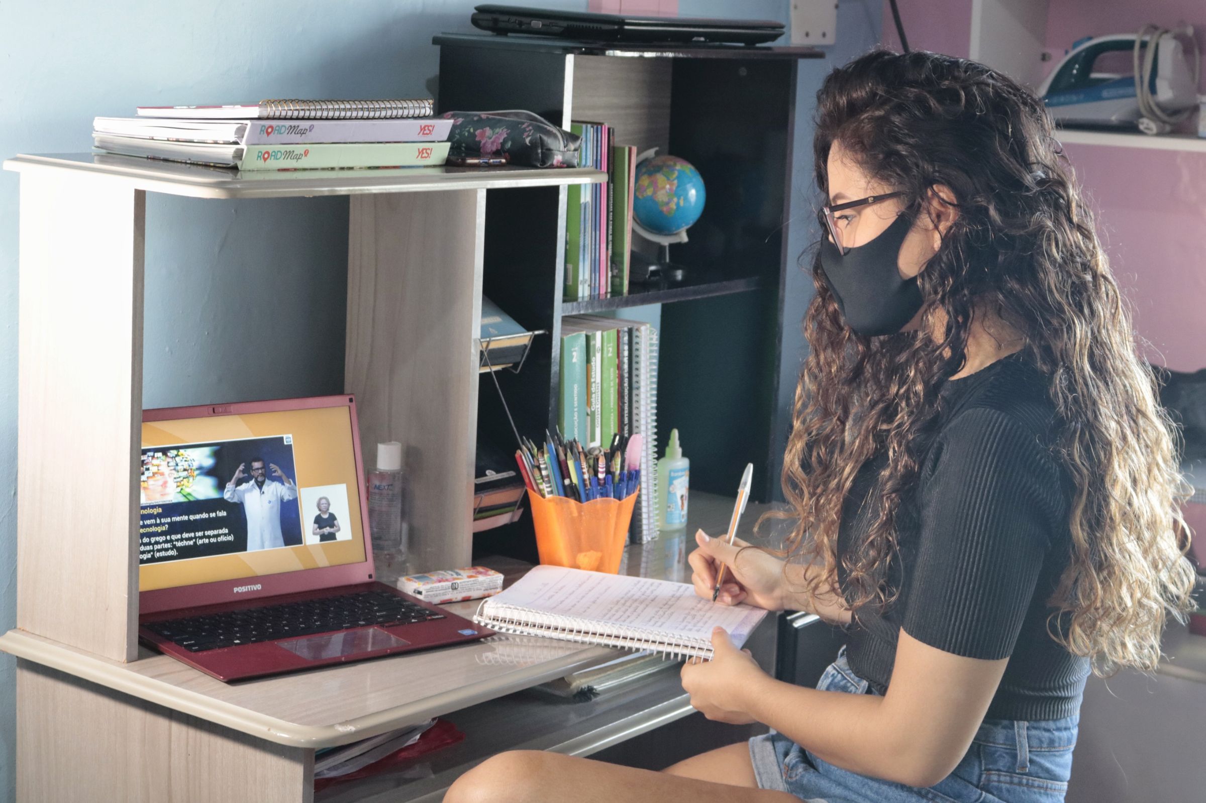 Pais devem ficar atentos aos cuidados com crianças na internet 