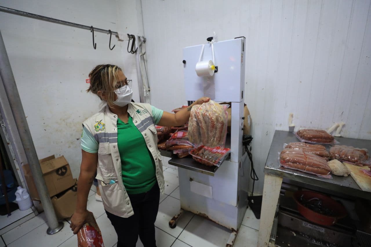 Fiscalização apreende 120 quilos de carne estragada em mercadinho em Manaus