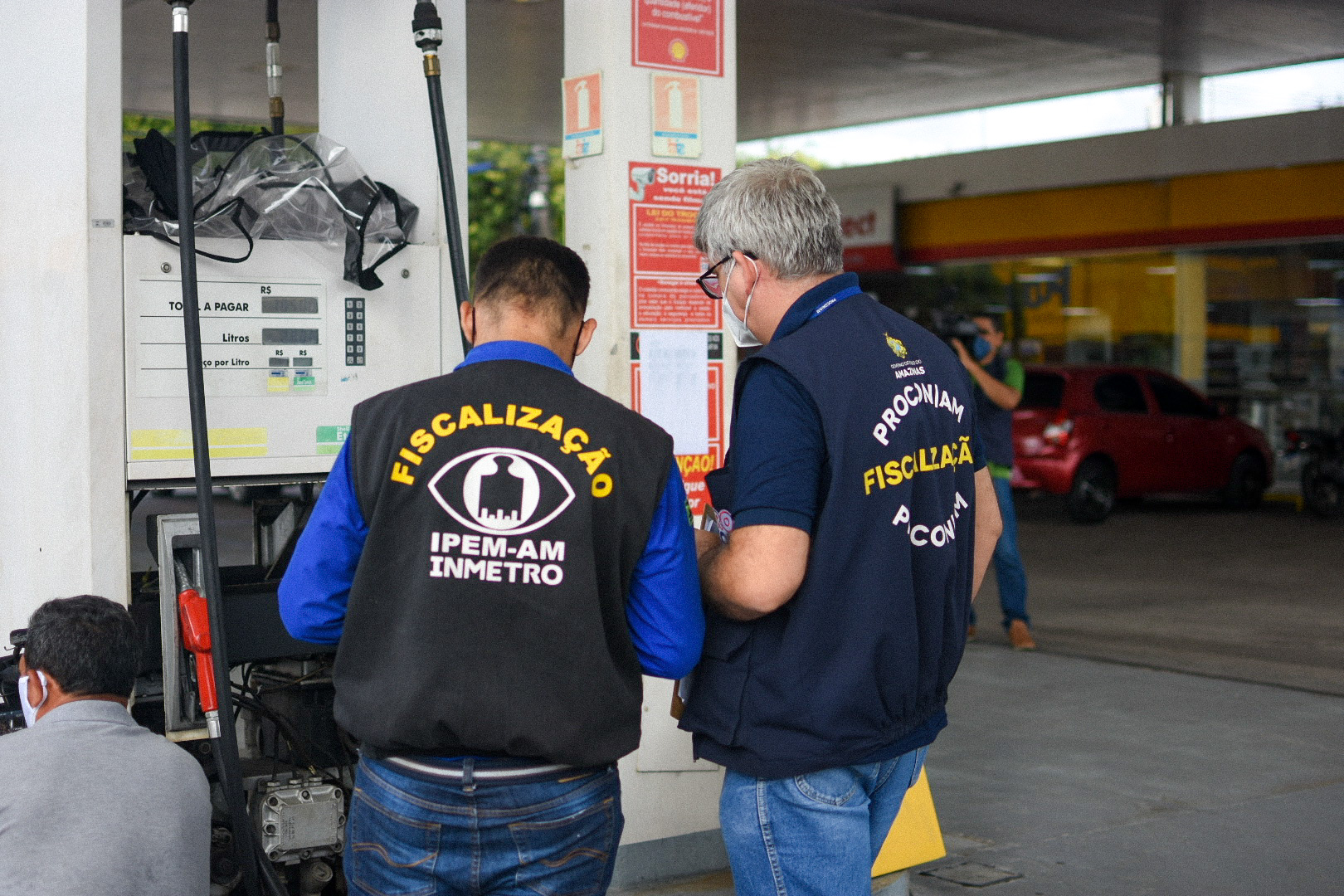 No Dia do Consumidor, Procon e Ipem fiscalizam postos de gasolina em Manaus