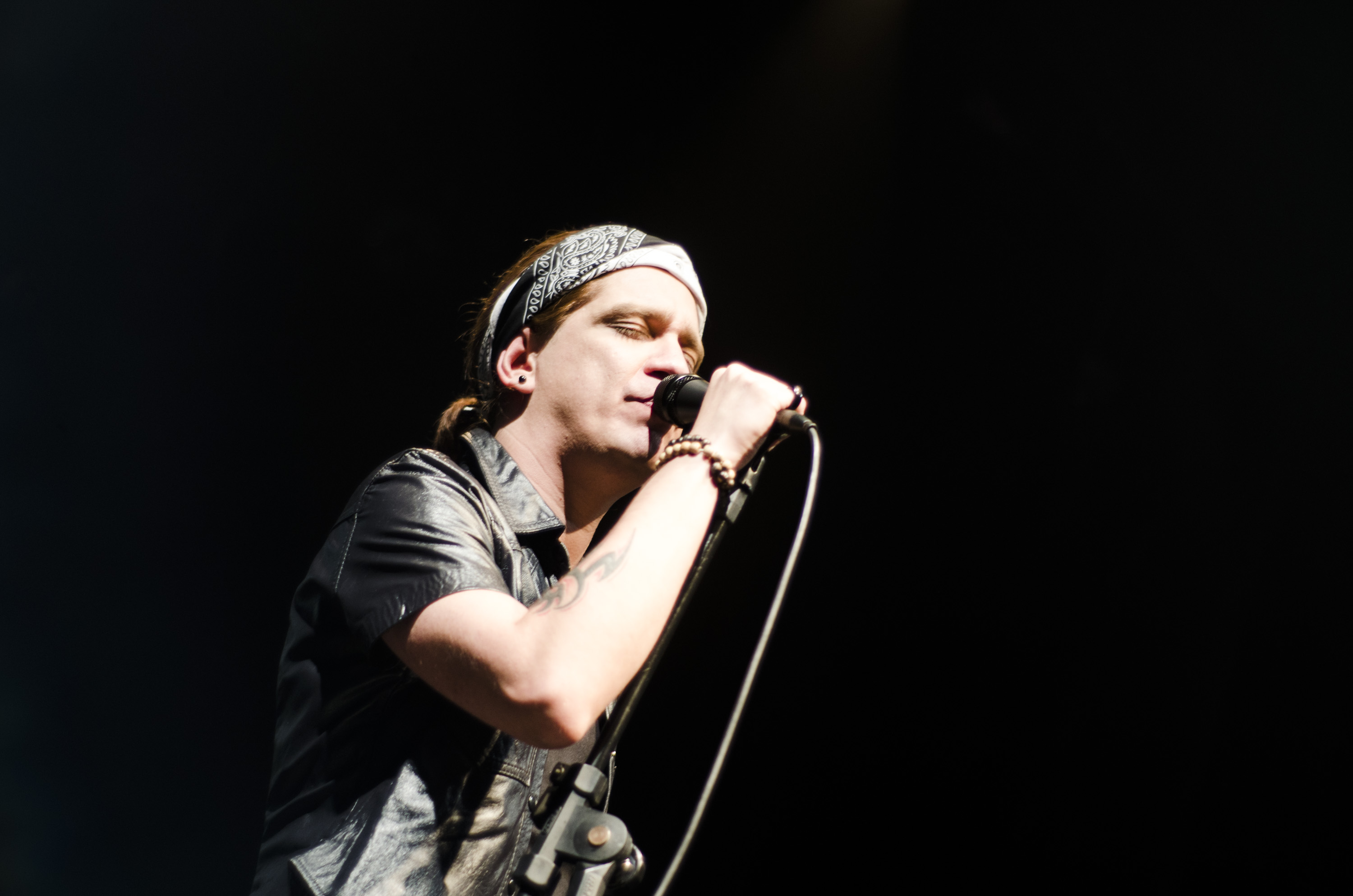 Luso Neto agita Teatro Gebes Medeiros com show 'Cazuza - No Osso'