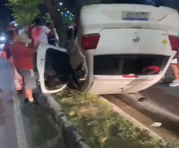 Acidente: Carro de aplicativo capota no meio de avenida em Manaus