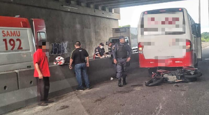 Acidente: Jovem fica ferido após moto se chocar contra rota em Manaus