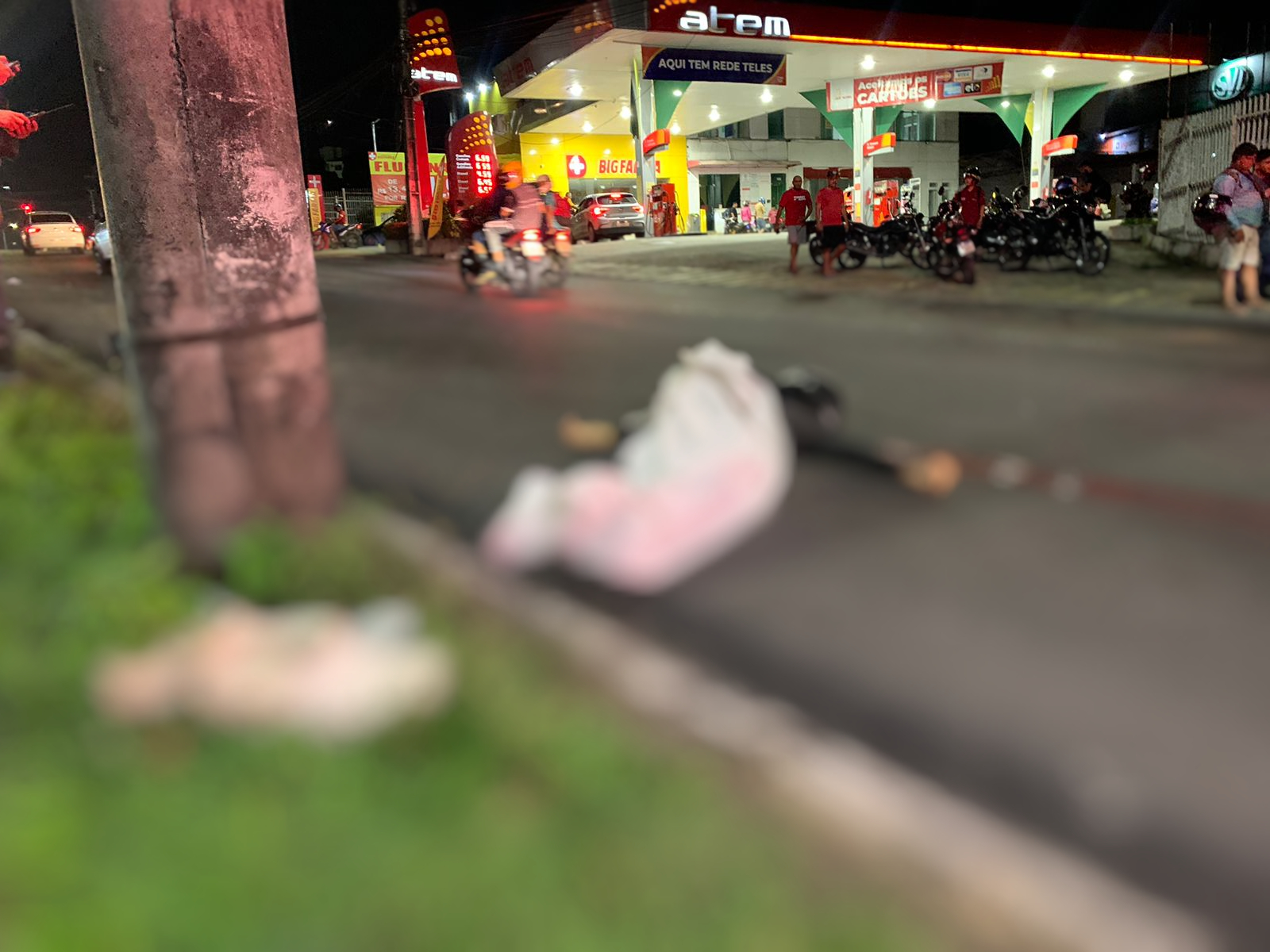 Motociclista morre ao bater contra poste em avenida de Manaus