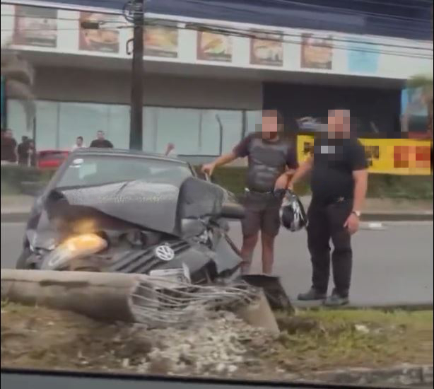 Carro fica destruído ao arrancar poste no meio de avenida em Manaus