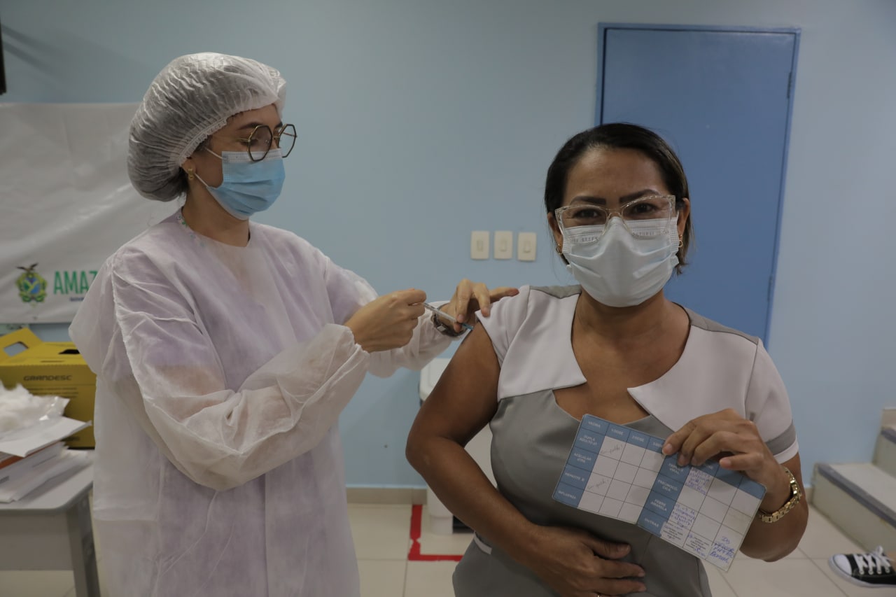 Profissionais de saúde são vacinados contra Covid-19 em hospitais de Manaus