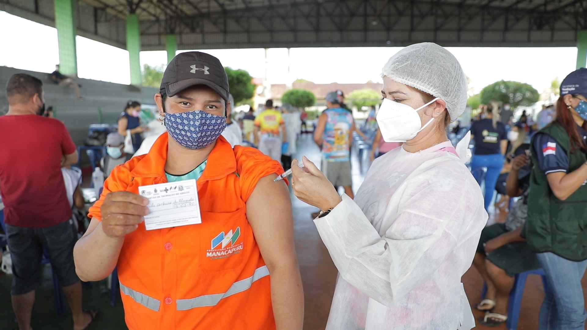 Manacapuru vacina a partir de 25 anos e agente de limpeza recebe a 1ª dose