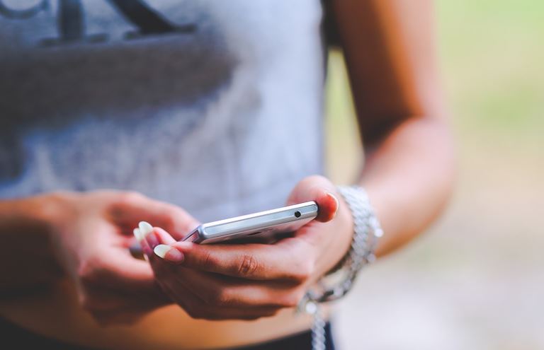 Jovem tem fotos vazadas após levar celular para conserto