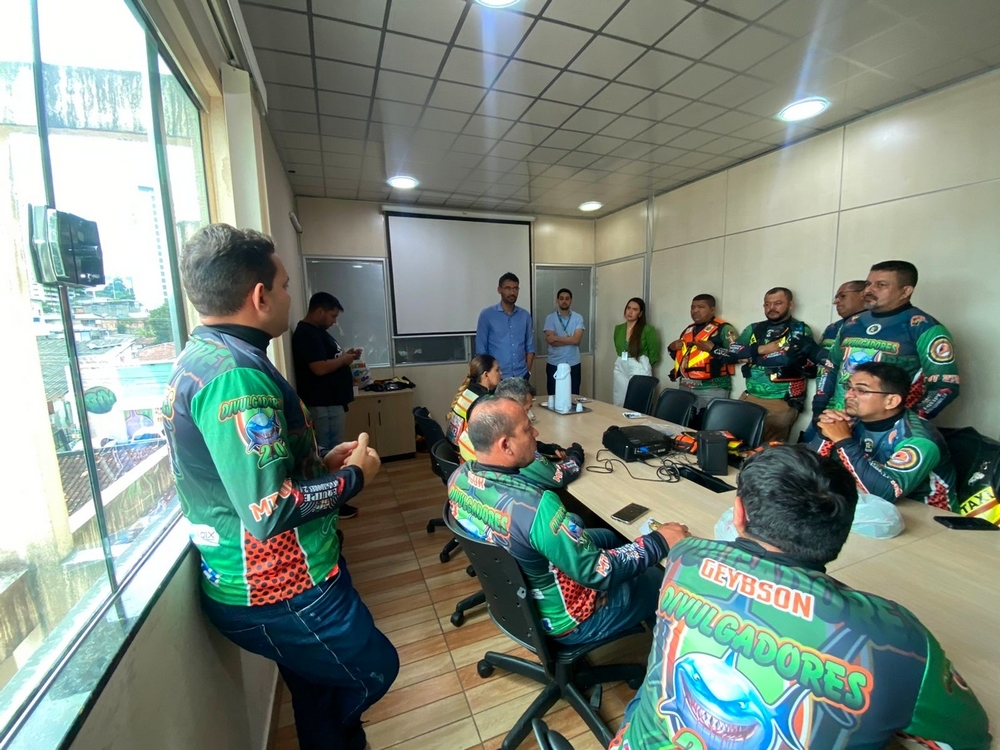 Prefeitura orienta mototaxistas sobre o programa ‘Kit Pneus’ em Manaus