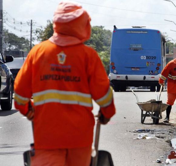 Trio que se disfarçava de gari para extorquir moradores é preso em Manaus
