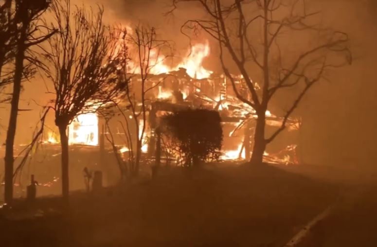 Ventos fortes impulsionam incêndio que já matou 13 pessoas em Los Angeles