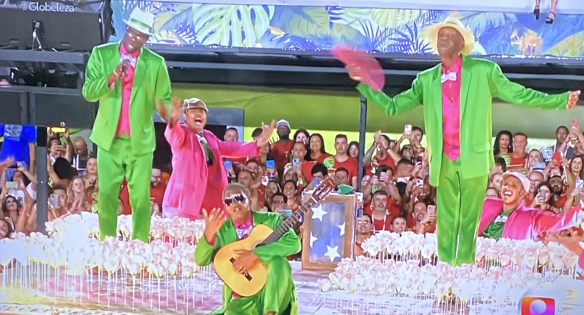 Imperatriz, Mangueira, Viradouro e Beija-Flor brilham na 1ª noite na Sapucaí