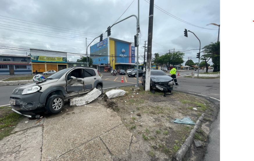 Motorista fica ferido durante acidente entre carros na Cidade Nova