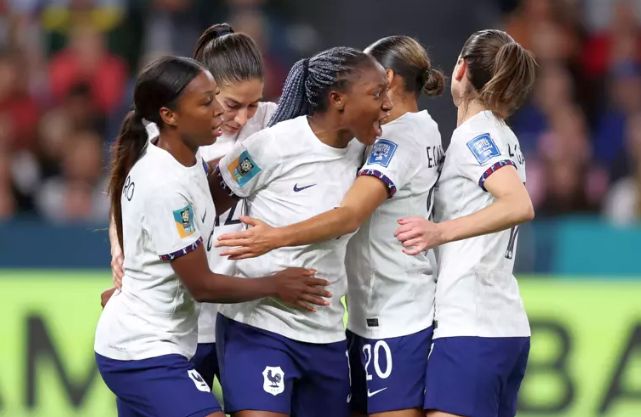 França supera susto, goleia Panamá e avança em primeiro