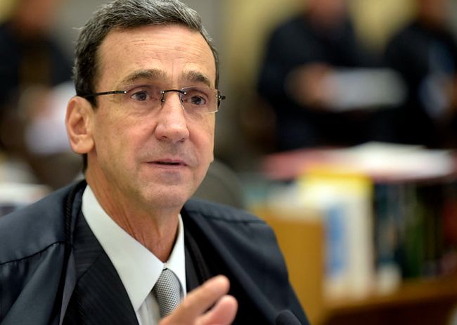 Ministro do STJ ordena apreensão do passaporte de Robinho