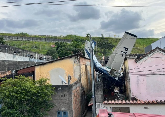 Piloto morre e filha está em estado grave após aeronave cair sobre casas