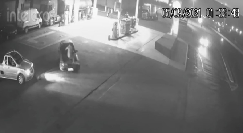 Frentista se joga em capô de carro para tentar impedir furto; Veja vídeo