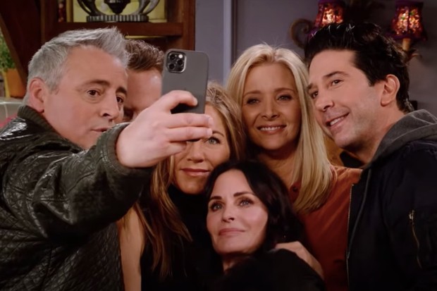 'Verdadeira choradeira', Lisa Kudrow fala sobre reunião de 'Friends'