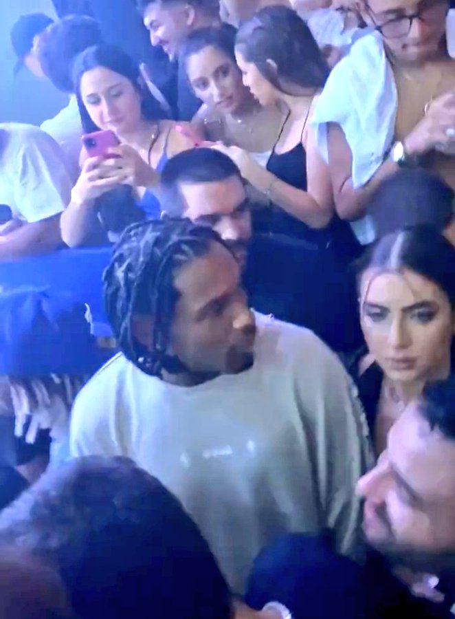 Jade e PA são flagrados juntinhos em show no Rio após baile da Vogue