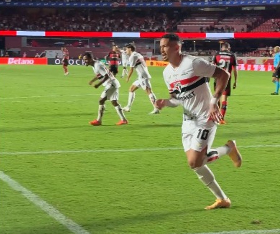 São Paulo vence o Flamengo de virada na estreia do Brasileirão