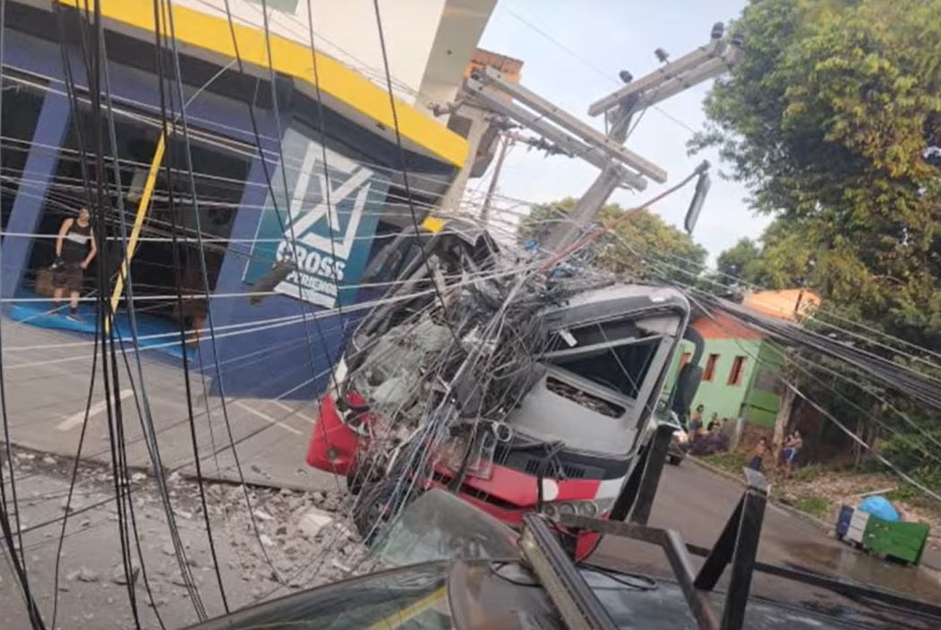 Desgovernado, ônibus com 30 estudantes atinge poste em acidente no Amazonas