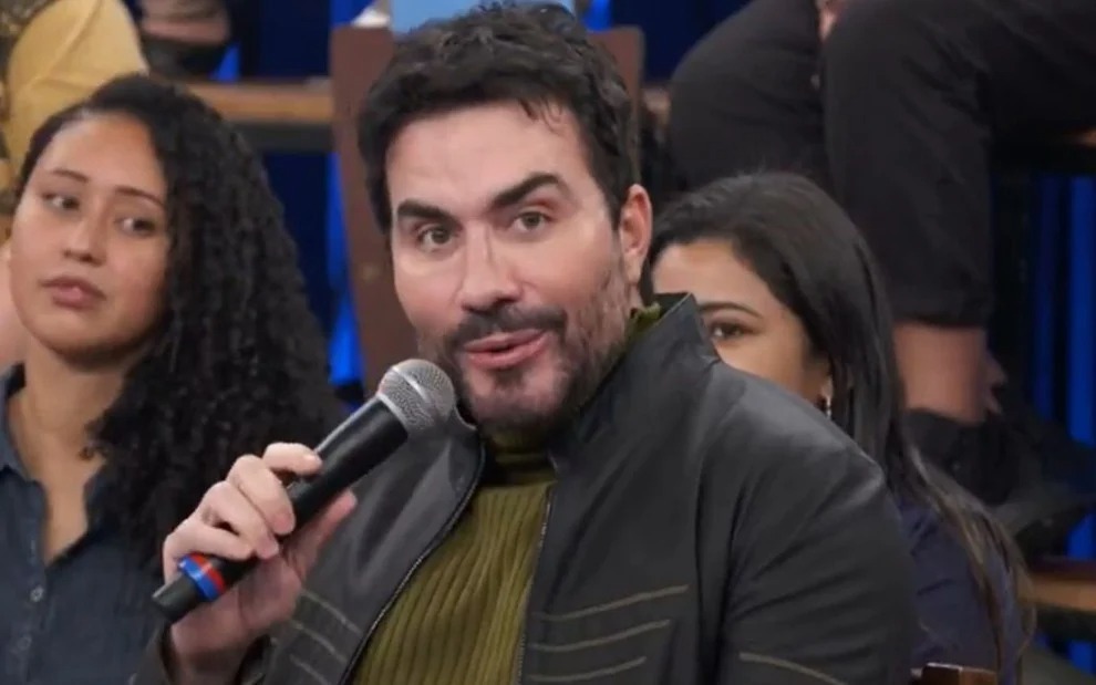 Rosto do Padre Fábio de Melo chama atenção no ‘Altas Horas’