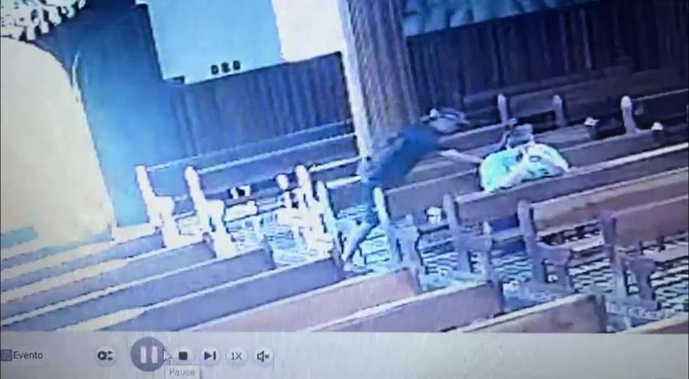 Câmera flagra homem furtando bolsa de fiel na igreja enquanto ela rezava 