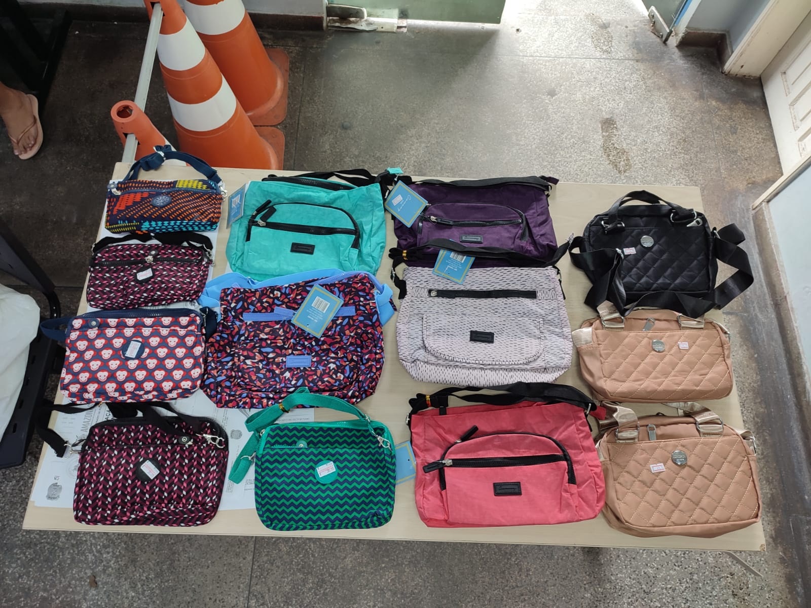 Mulher é detida por funcionários após furtar bolsas de loja em Manaus 