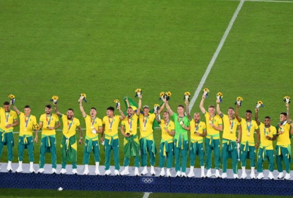 Sem agasalho, seleção esconde patrocinador do COB e causa problema