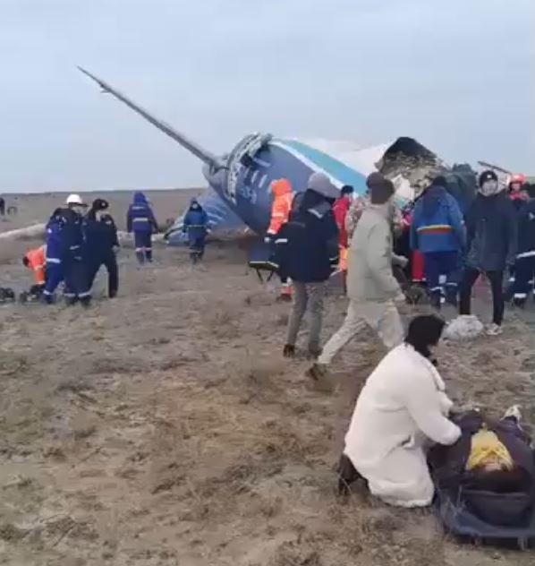 Avião fabricado pela Embraer cai com quase 70 pessoas no Cazaquistão
