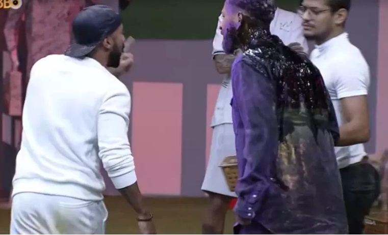 Fred e Ricardo se exaltam em discussão e Tadeu interrompe: 'peço respeito'