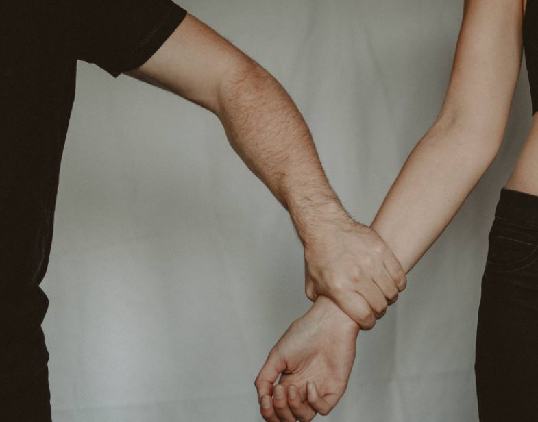 Homem é preso por estuprar enteada de 14 anos em Manaus 