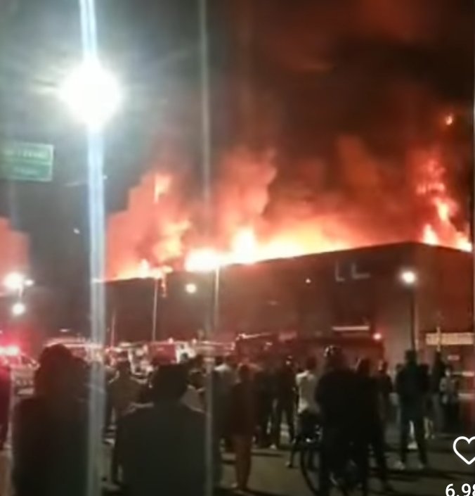 Vídeo: Incêndio atinge prédios na rua 25 de Março, em São Paulo