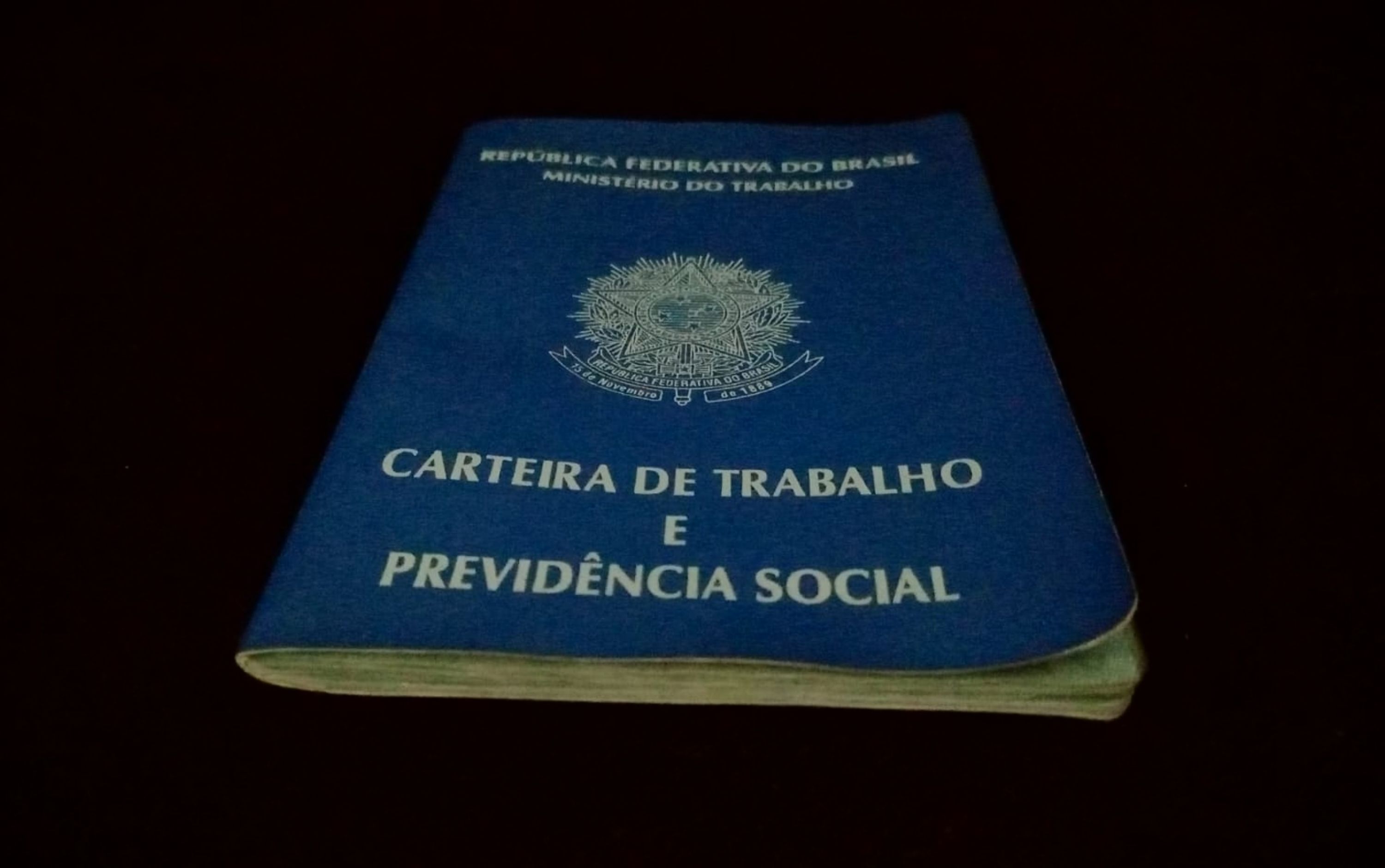 Em um ano, empregos com carteira assinada caem no Brasil