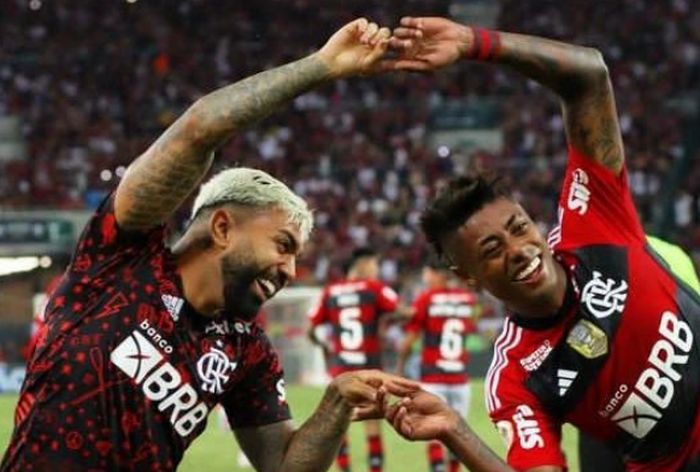 Bruno Henrique dá camisa do gol do Flamengo para repórter