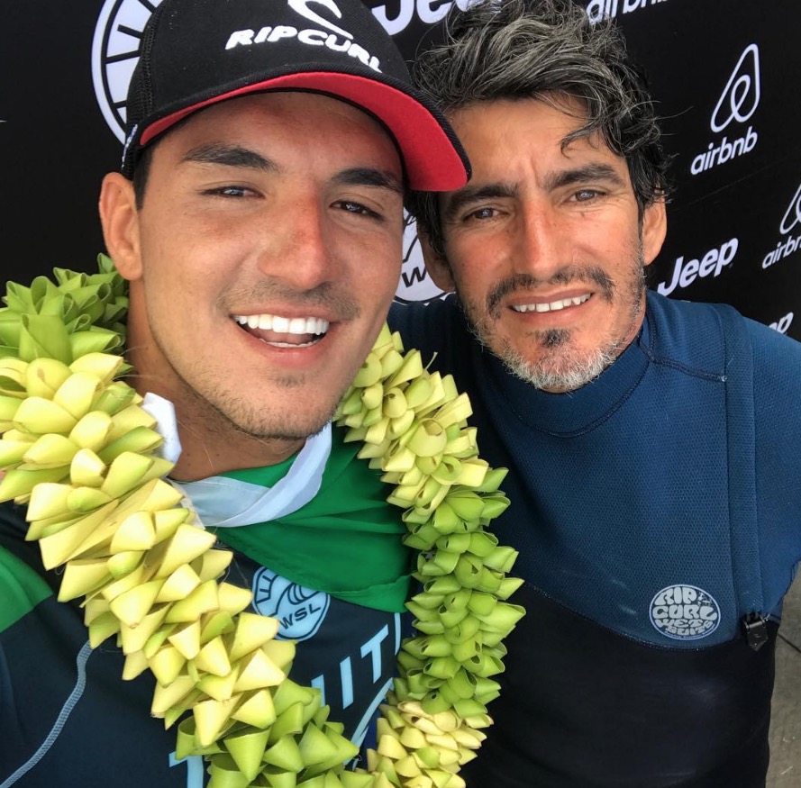 Gabriel Medina compete sem os pais pela 1ª vez em meio a troca de farpas