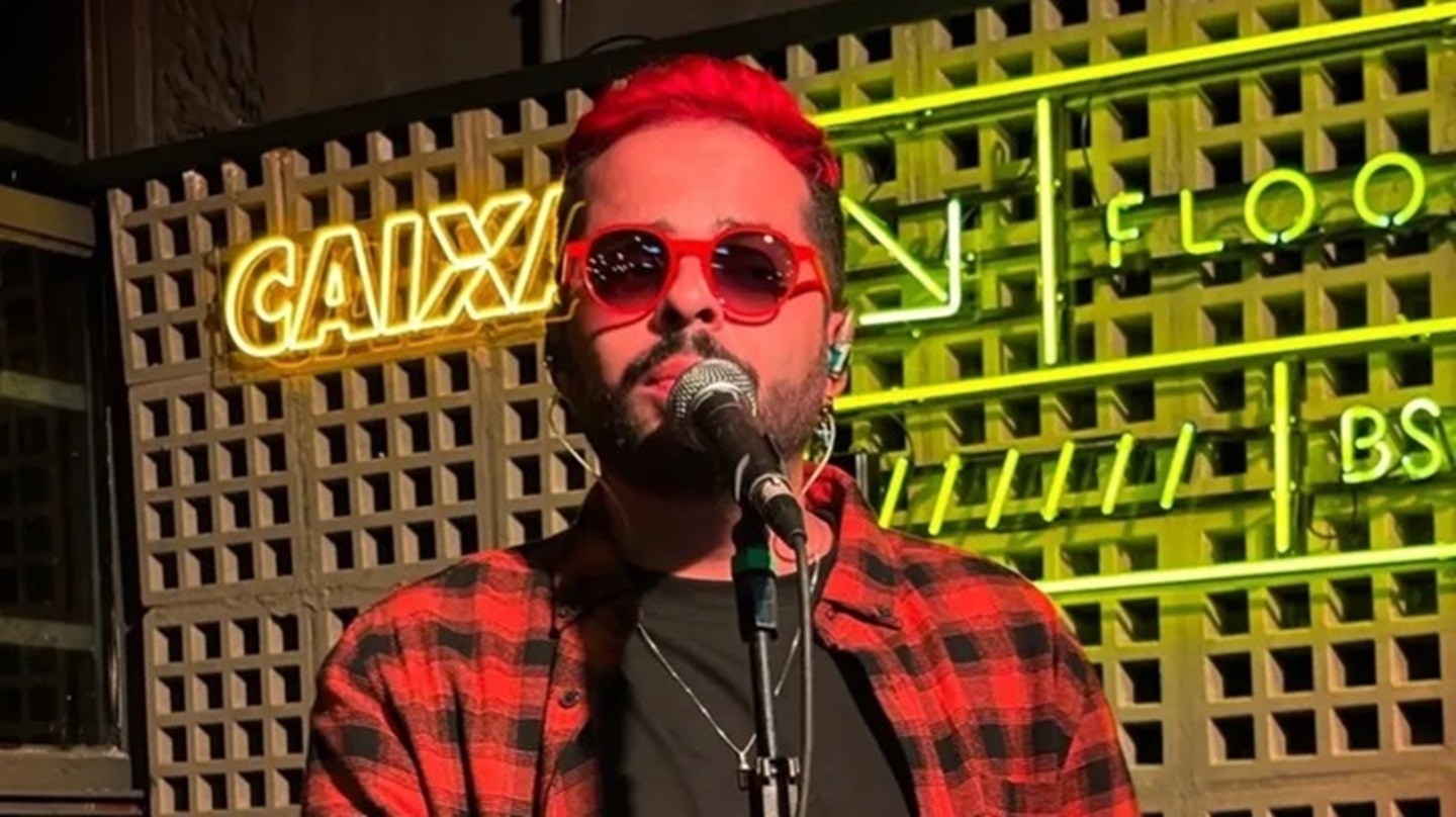 Cantor de 30 anos morre atropelado ao parar em acostamento de rodovia