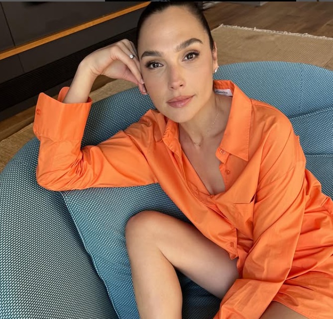 Gal Galdot revela descoberta de coágulo no cérebro durante gravidez